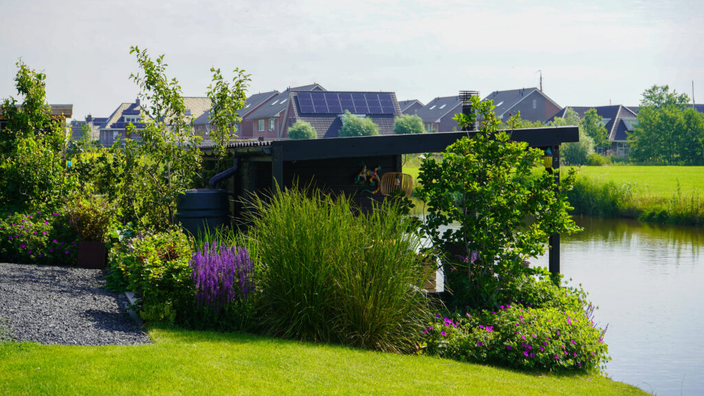 Romantische tuin met industriële tinten