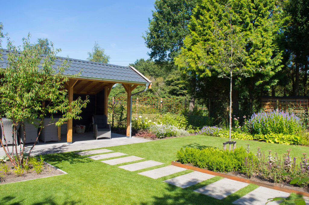 Moderne leeftuin met veel kleur in Emmen