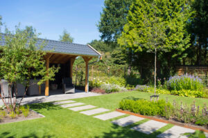 Moderne leeftuin met veel kleur in Emmen