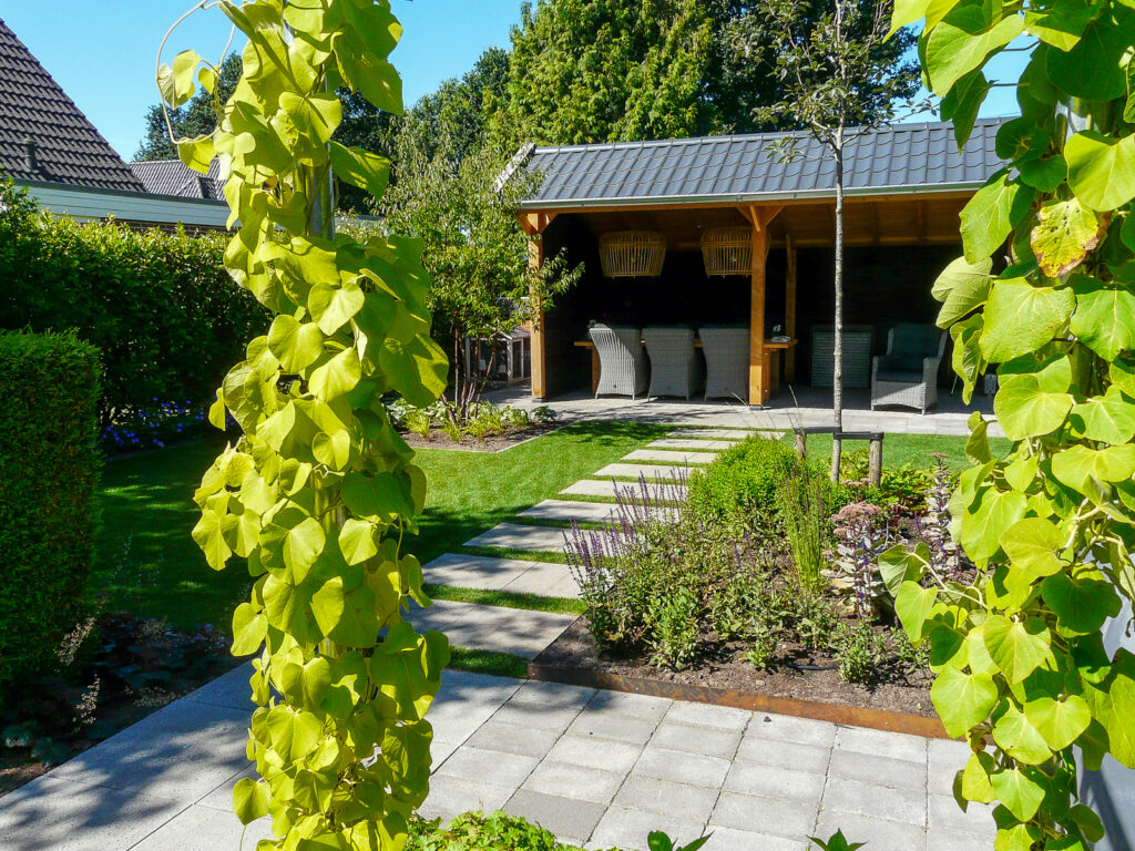 Moderne leeftuin met veel kleur in Emmen
