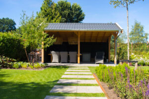 Moderne leeftuin met veel kleur in Emmen
