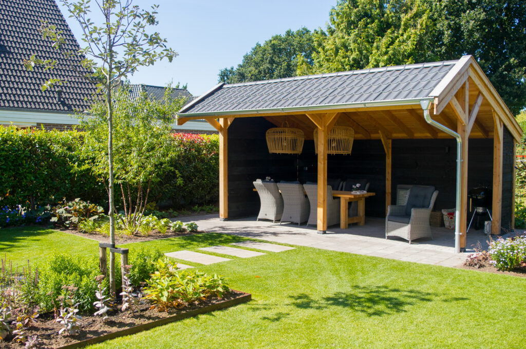 Moderne leeftuin met veel kleur in Emmen