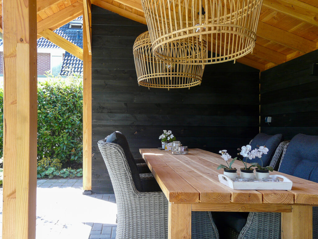 Moderne leeftuin met veel kleur in Emmen