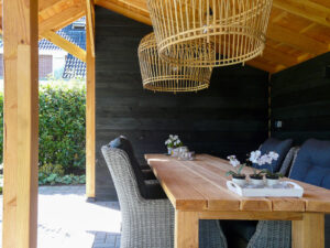 Moderne leeftuin met veel kleur in Emmen