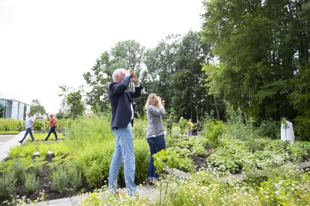 Opening tuin Gemeente De Waadhoeke met VR brillen