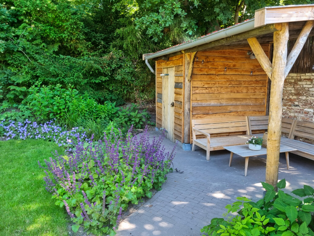 Levende, bloemrijke tuin