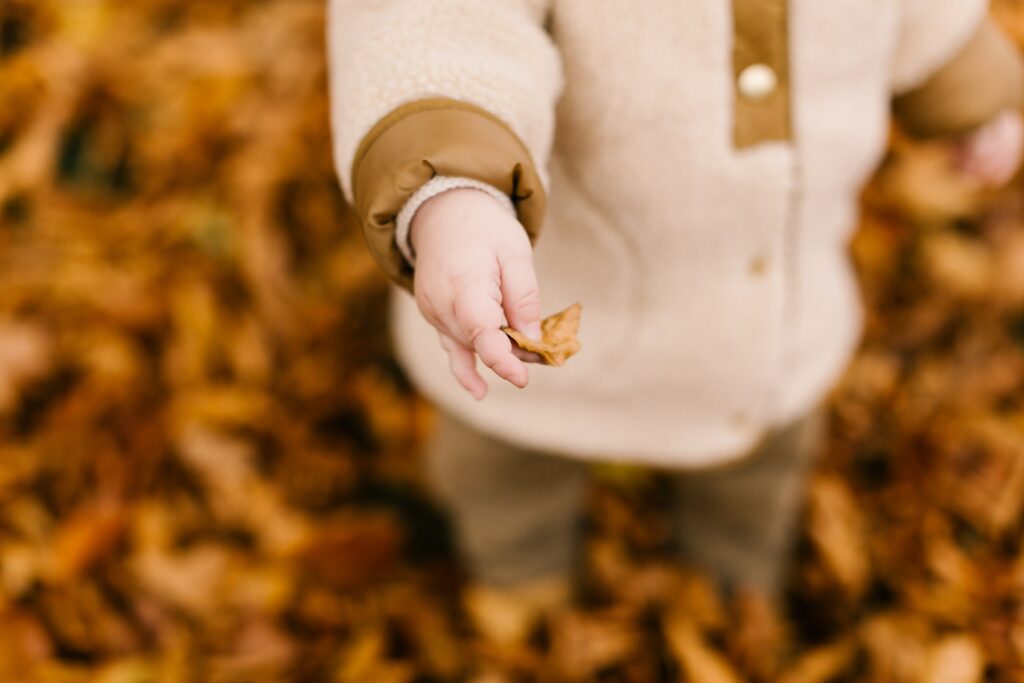 Kindje met blaadje in hand