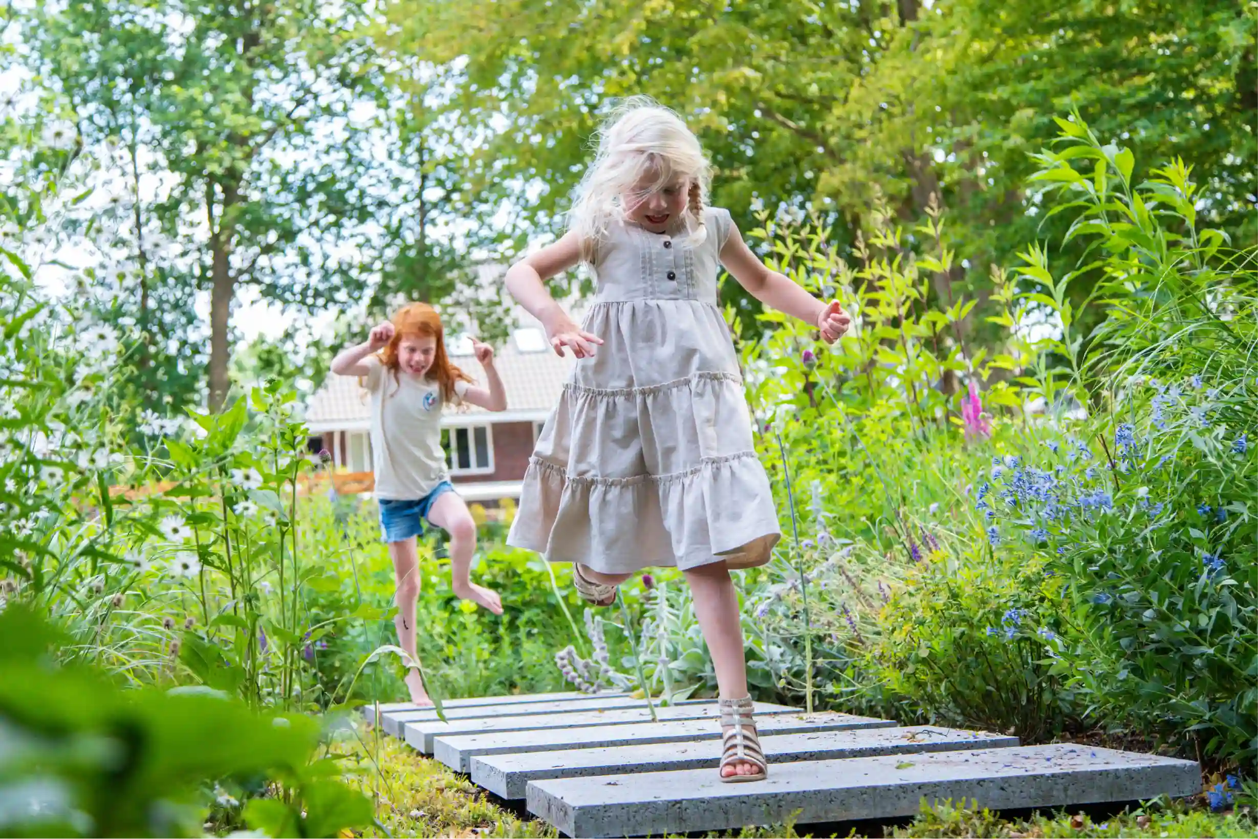 http://Twee%20meisjes%20die%20aan%20het%20spelen%20zijn%20in%20een%20groene%20leefruimte%20als%20tuin