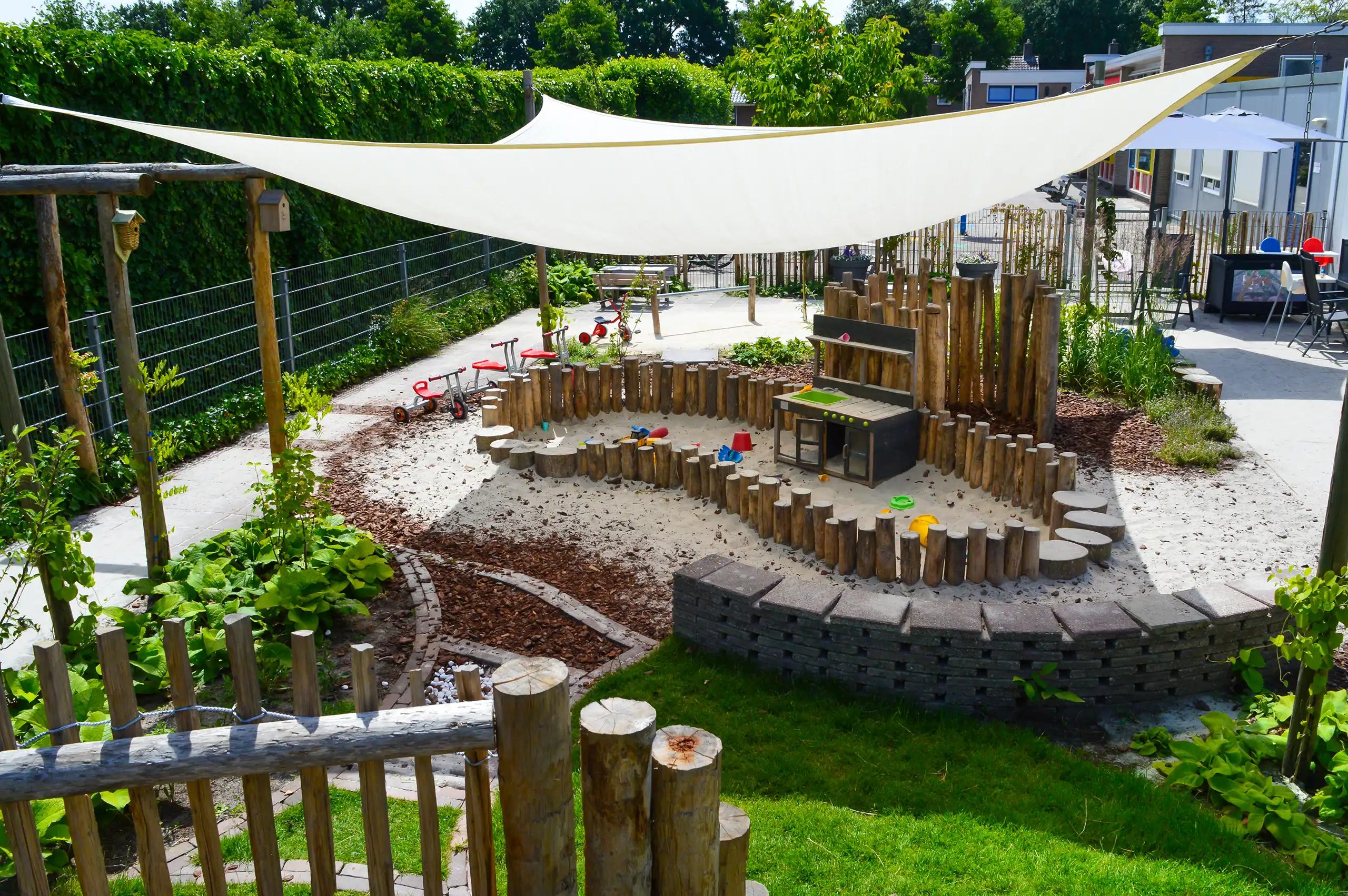 http://Zicht%20op%20een%20speelterrein%20met%20zandbak%20en%20zonnedoek