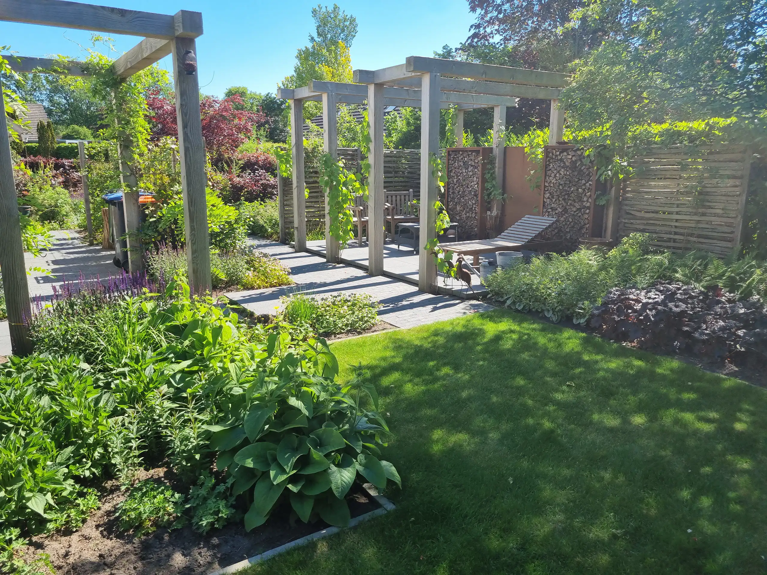 http://Tuin%20met%20duidelijk%20schaduw%20en%20zon%20zijde,%20begroeide%20pergola's